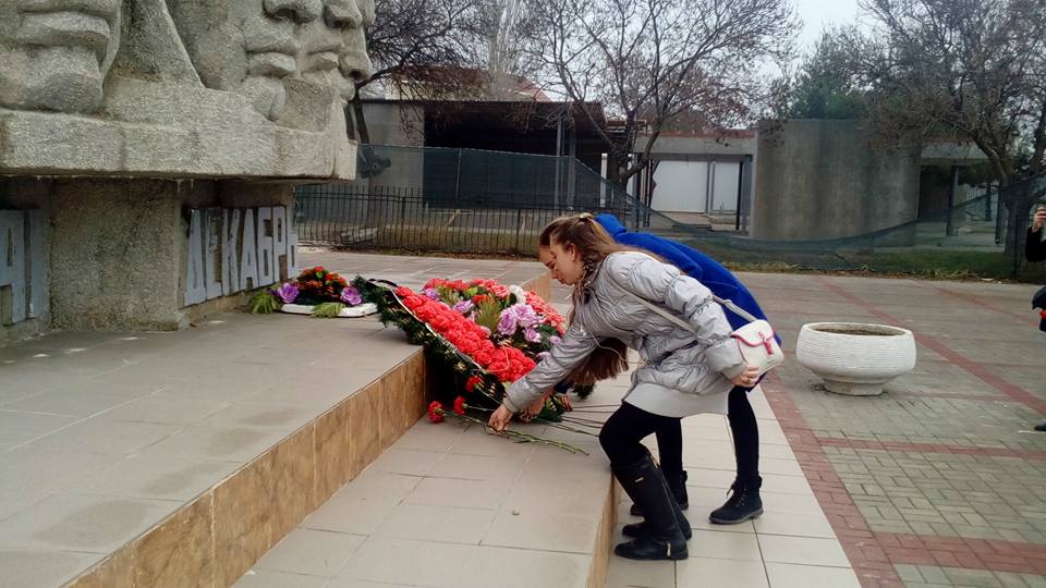 В Коктебеле возложили цветы к памятнику Десантников в память о Керченско-Феодосийском десанте 3