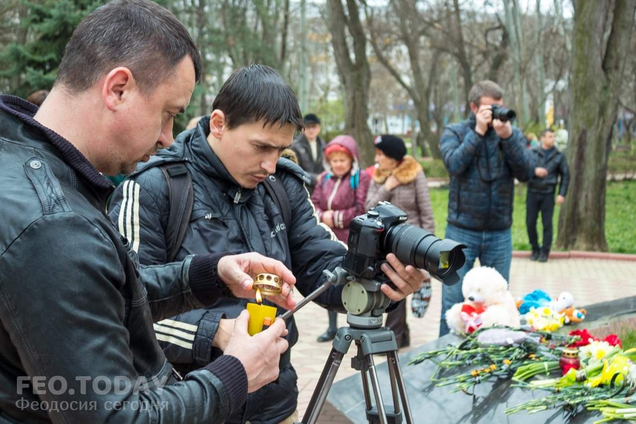 В Феодосии почтили память жертв трагедии в Кемерове #7633