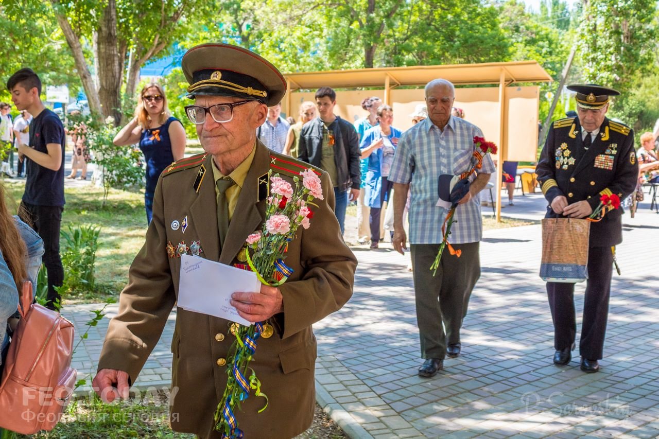 Феодосийский политех поздравил ветеранов с Победой #9714