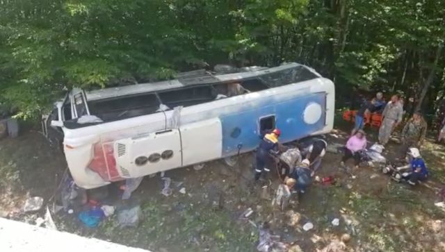 Автобус перевернулся на Кубани: десятки пострадавших - видео