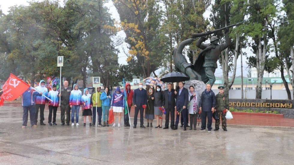 Участники Черноморской эстафеты Победы возложили цветы к памятнику Феодосийского десанта