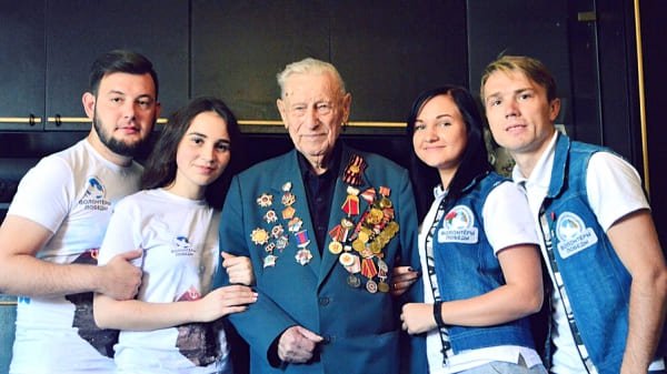 Волонтеры Победы навестили крымских ветеранов