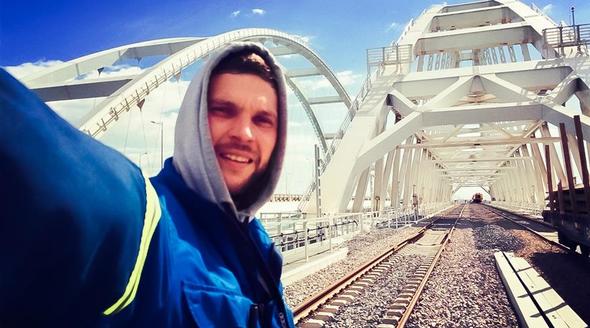 «Сережа, улыбайся». Строители в соцсетях хвастаются кадрами с Крымского моста