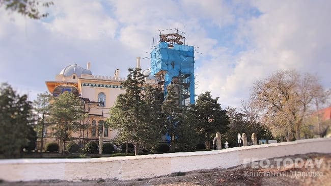 Подрядчик завершает реконструкцию фасада дачи Стамболи в Феодосии
