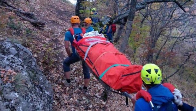 Двое туристов сорвались со скалы в районе Алушты