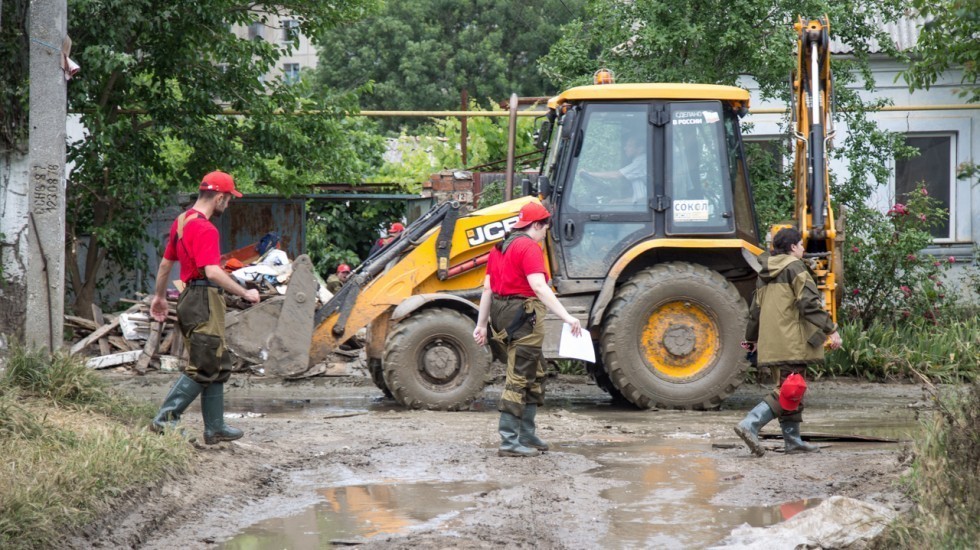 Участники команды «МолодежкаОНФ» помогают жителям Керчи в восстановлении после наводнения