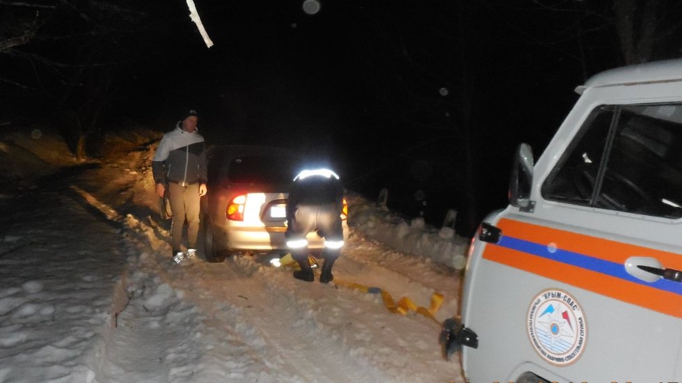 Застряли в снегах: ночью с Ай-Петри эвакуировали две машины