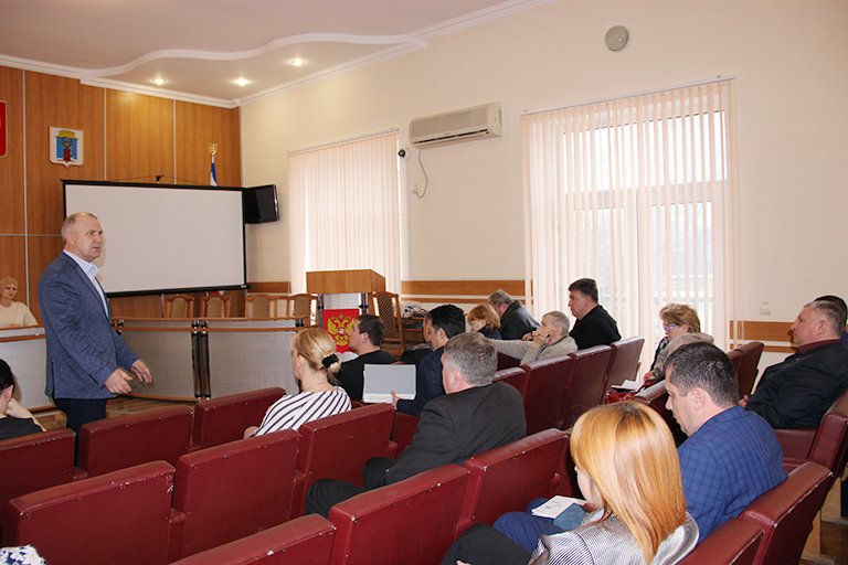 Члены фракции «Единая Россия» активно участвуют в подготовке к сессии﻿