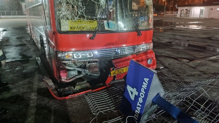 Автобус врезался в остановку в Феодосии