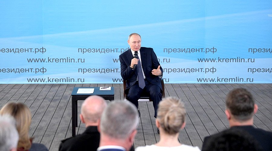 Путин поддержал идею крымчан о всероссийском распространении газеты с сообщением о Победе