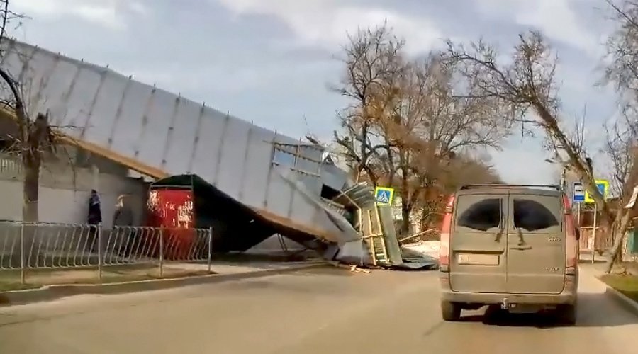 Вторую за день крышу сорвало со здания в Симферополе