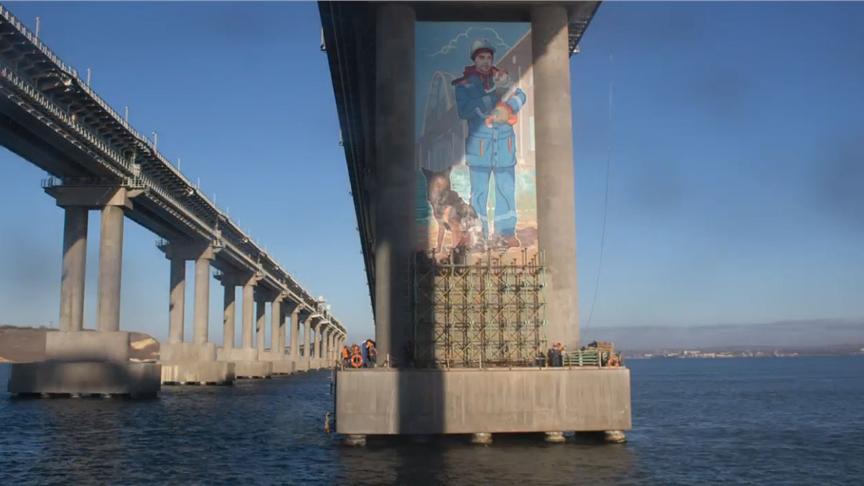 Появилось видео создания уникальной картины на опоре Крымского моста