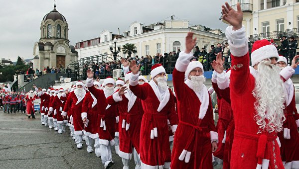 Мороз-парад прошел по Ялтинской набережной в девятый раз