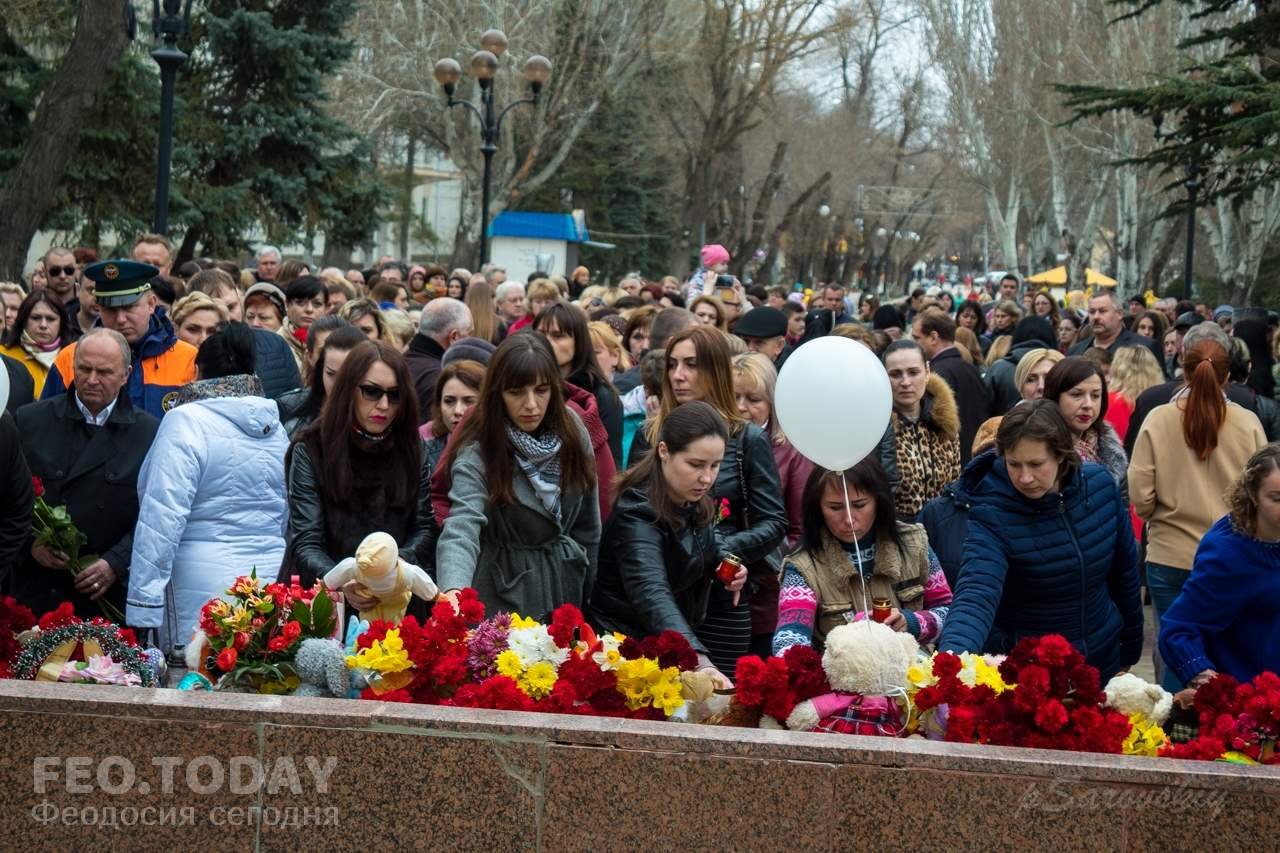 В Феодосии почтили память жертв трагедии в Кемерове #7624