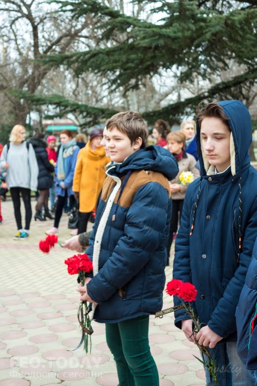 В Феодосии почтили память жертв трагедии в Кемерове #7594