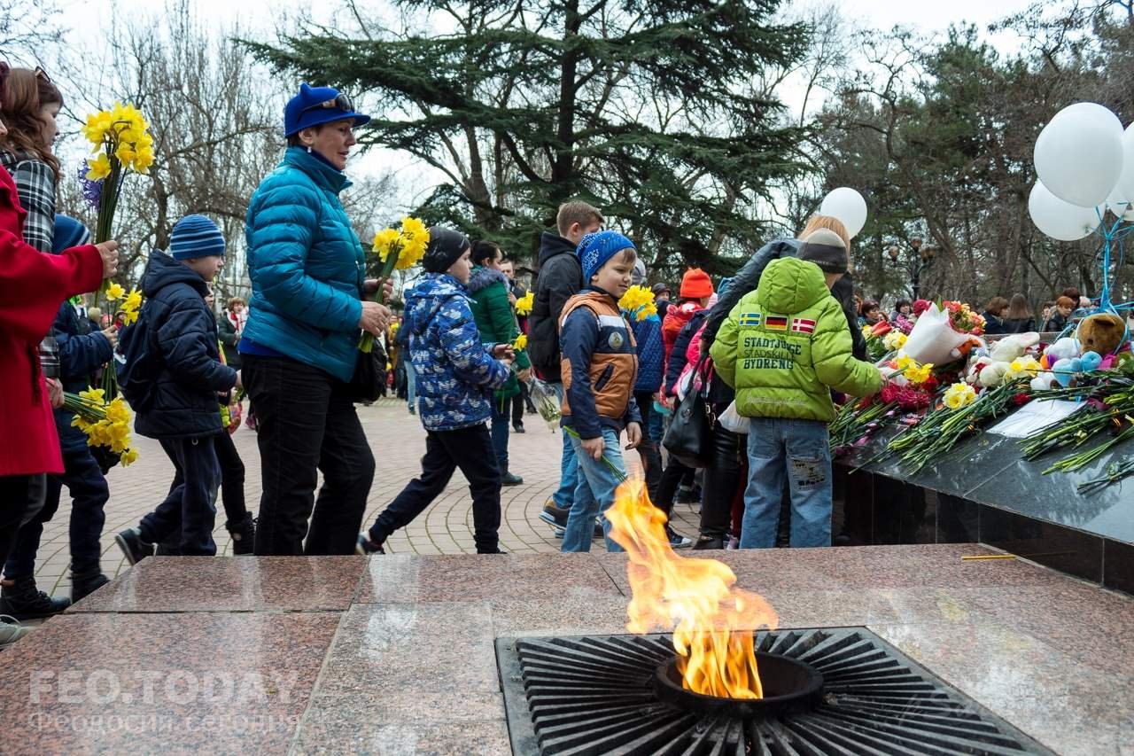 В Феодосии почтили память жертв трагедии в Кемерове #7617