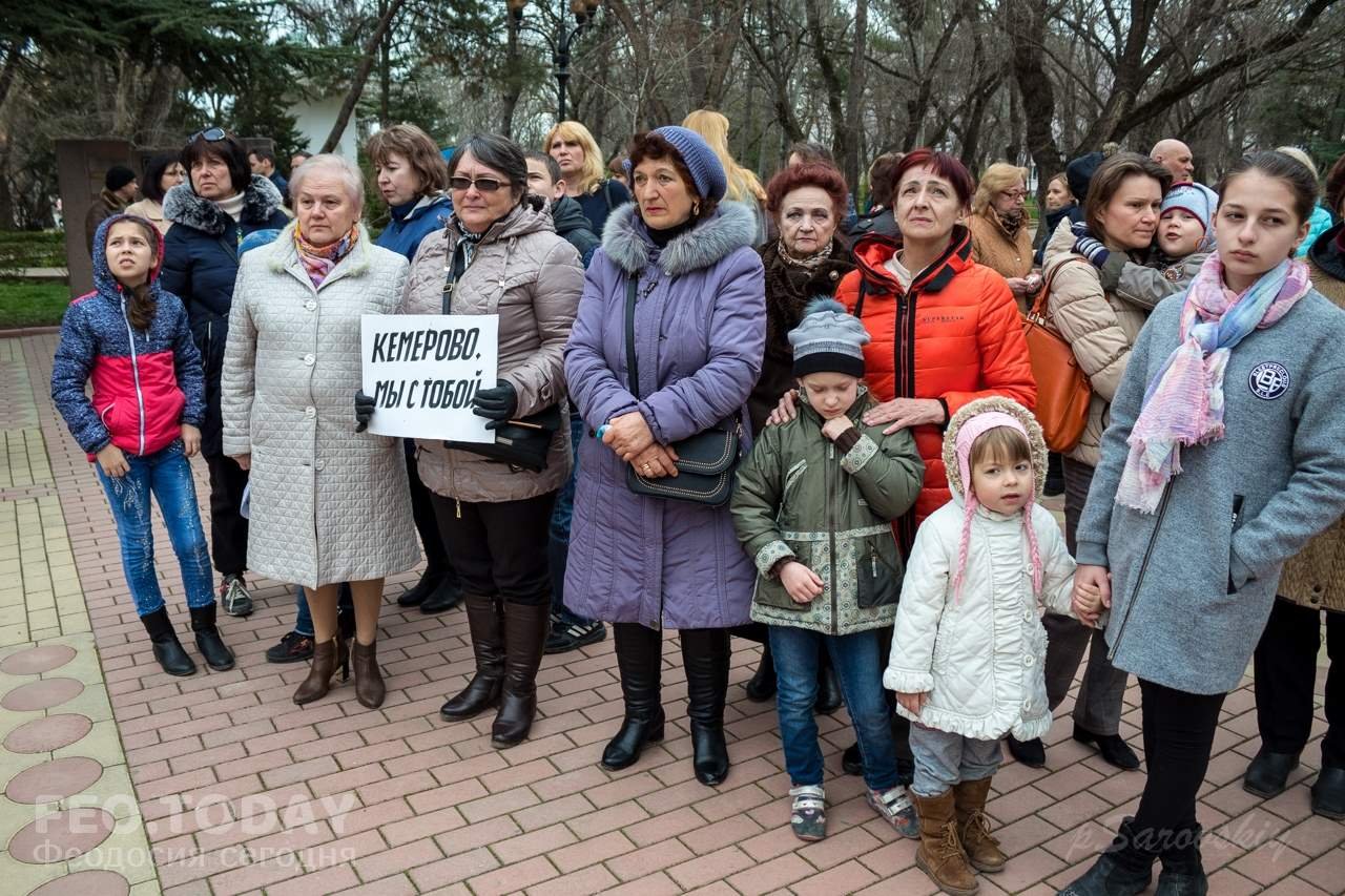 В Феодосии почтили память жертв трагедии в Кемерове #7631