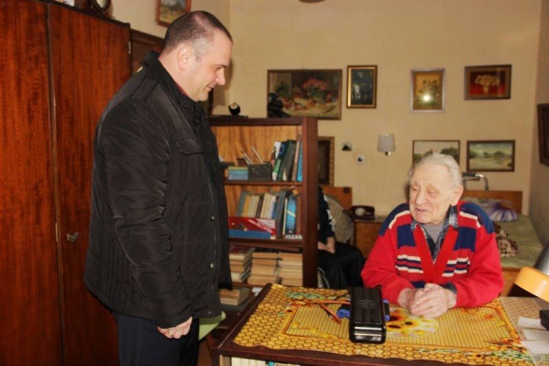 Ветеранов одной из самых переломных битв Великой Отечественной войны на дому навестил глава муниципального округа Владимир Титаренко