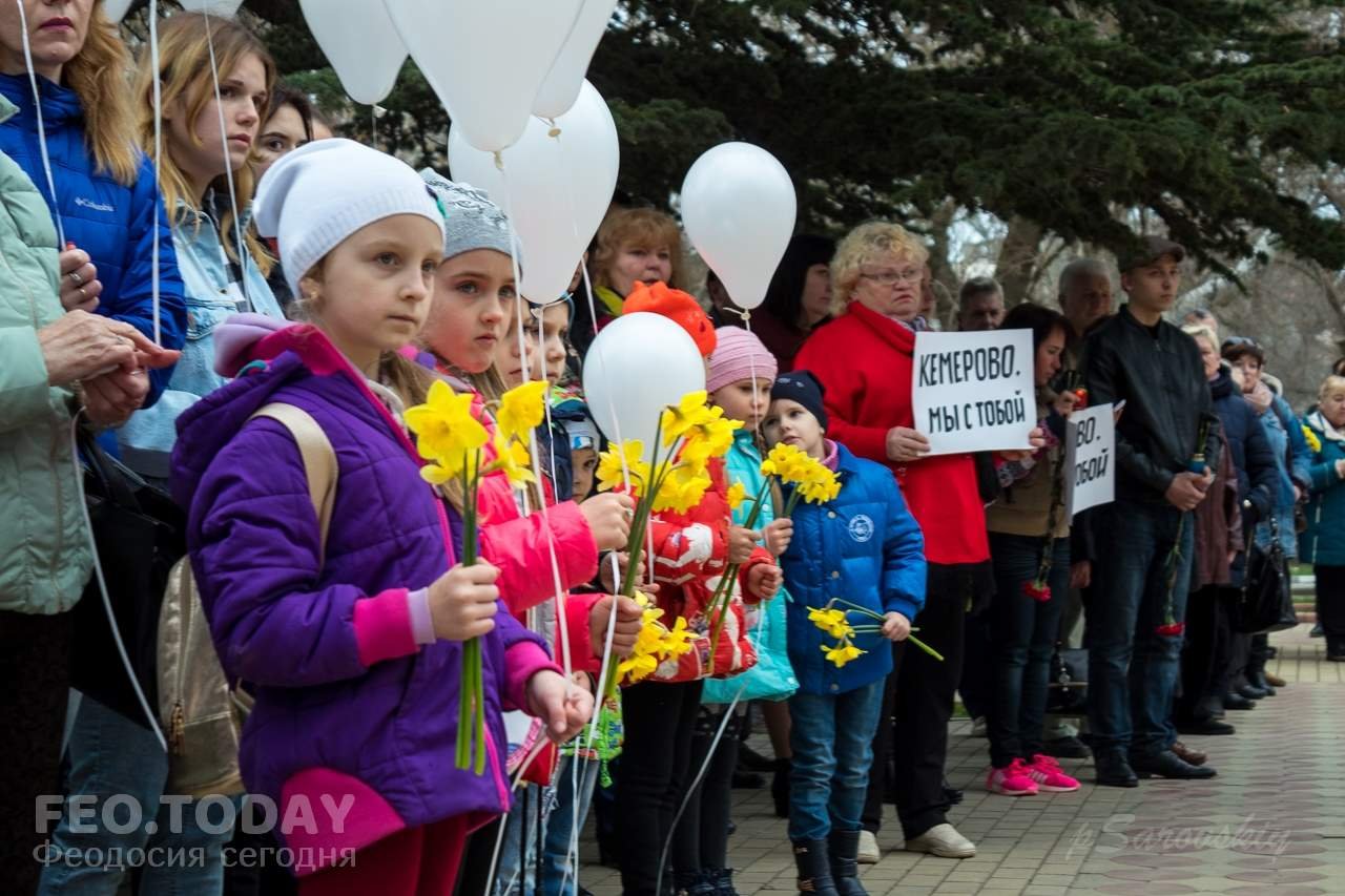 В Феодосии почтили память жертв трагедии в Кемерове #7606