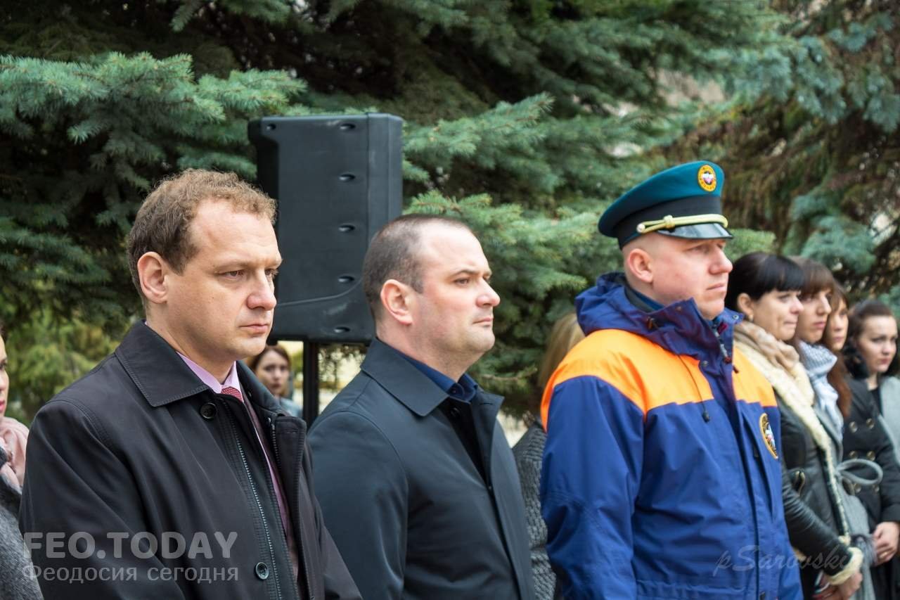 В Феодосии почтили память жертв трагедии в Кемерове #7638