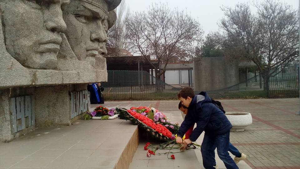 В Коктебеле возложили цветы к памятнику Десантников в память о Керченско-Феодосийском десанте 1