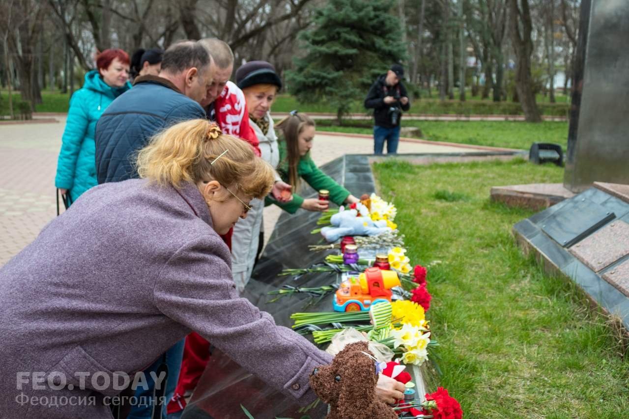 В Феодосии почтили память жертв трагедии в Кемерове #7591