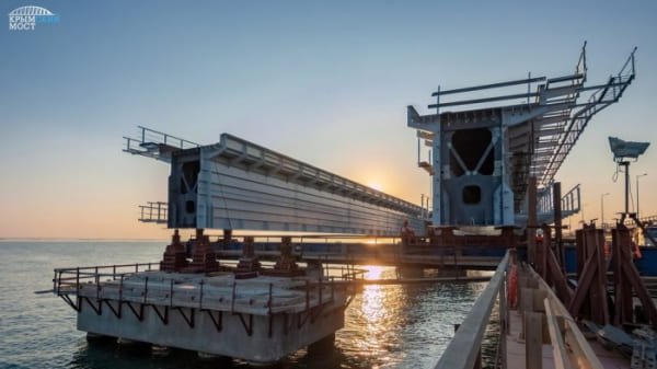 Пролет ж/д-части Крымского моста съехал в воду при монтаже