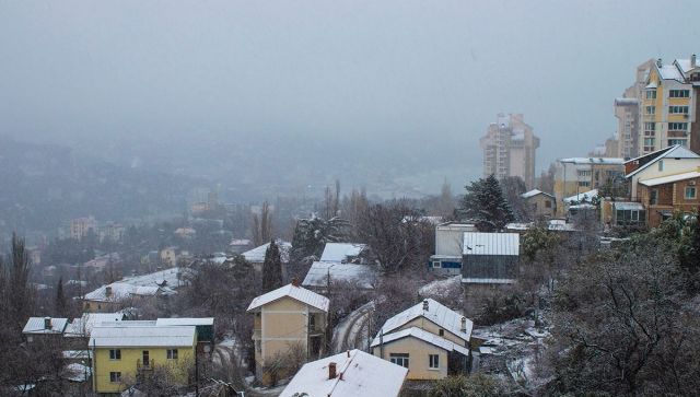Первый снег в Крыму: белые кипарисы и ледяной водопад в Ялте