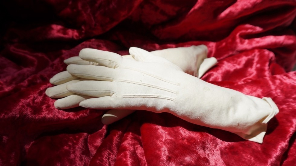 Минкульт РК: Прямой потомок Натальи Ланской передал в дар Музею А.С. Пушкина в Гурзуфе уникальные перчатки из семейного собрания