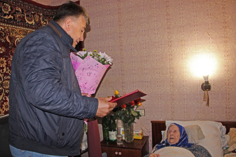 Депутат-единоросс поздравил ветерана со 100-летием