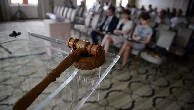 Суд приговорил пойманного на взятке сотрудника феодосийского казенного учреждения к условному сроку