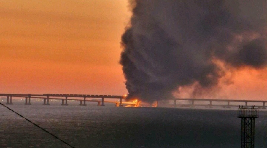Цистерна с топливом горит на Крымском мосту