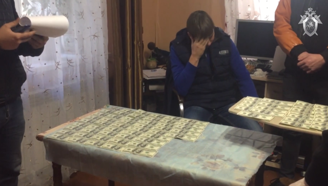 В Крыму осудят адвоката за попытку мошенничества - видео задержания