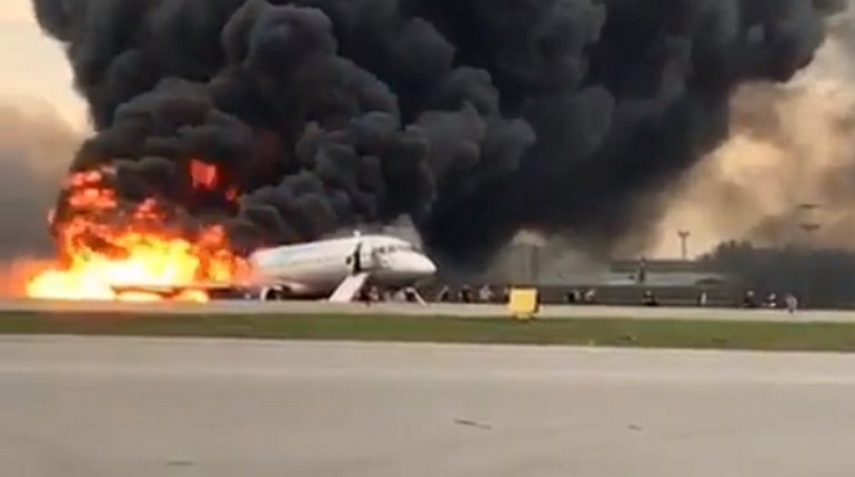 В Сети появилось видео из горящего самолета в Шереметьево
