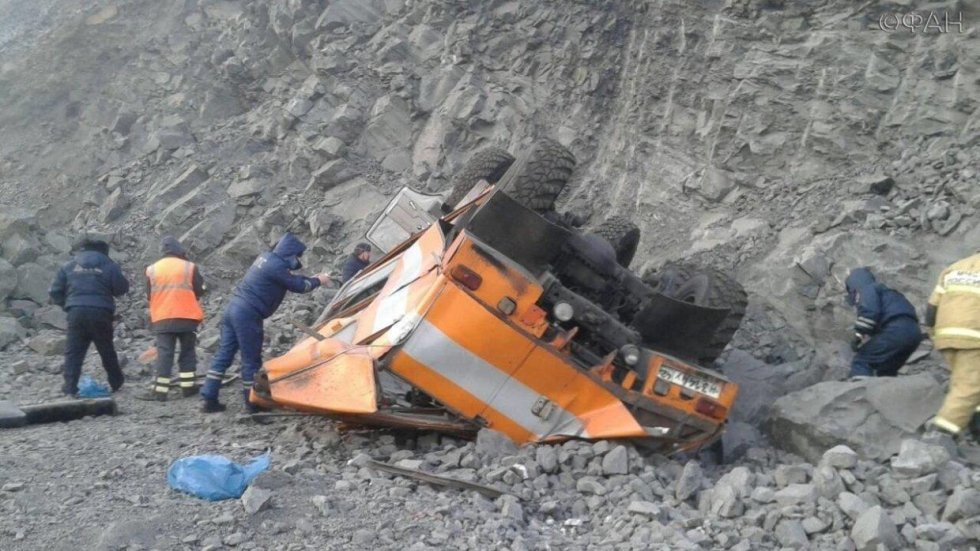 В Кемеровской области перевернулся автобус с шахтерами: есть погибшие