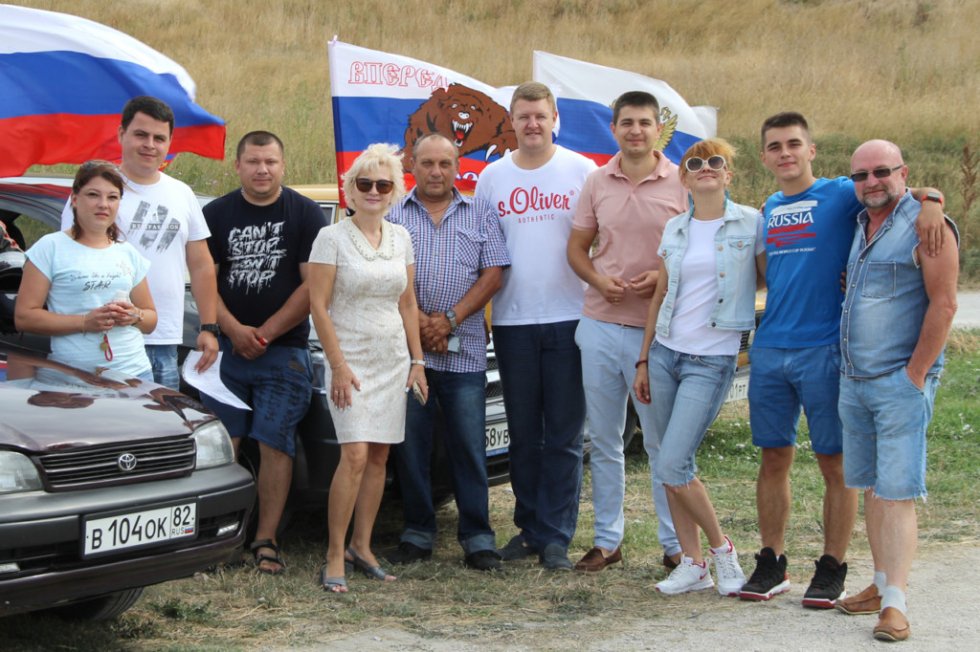 Сегодня утром в Феодосии состоялся автопробег, посвященный Дню государственного флага России