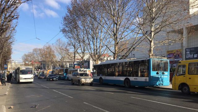 Власти объяснили аномальные дневные пробки в центре Симферополя