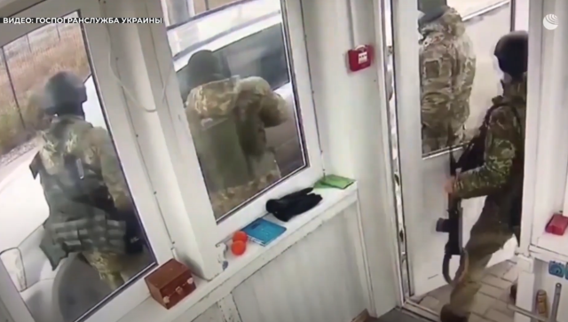 Украинец тараном пытался пробиться через границу в Крым - видео