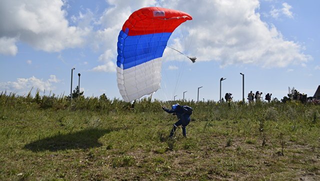 Из облаков - на горные вершины: парашютисты приземлились на Ай-Петри