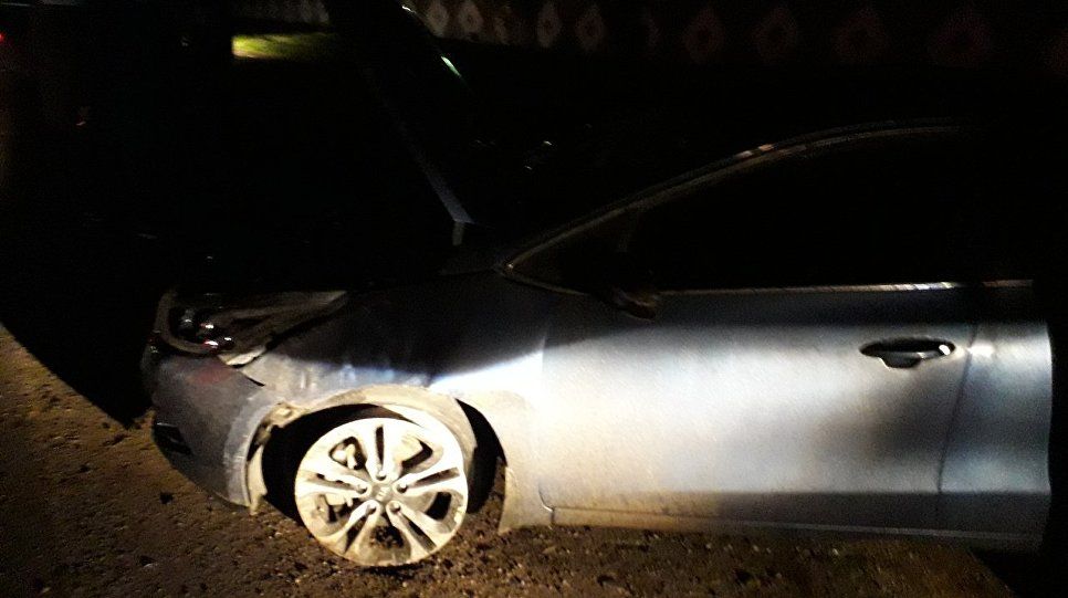 Одна в дерево, другая в ограждение: в Крыму две машины вылетели с дороги