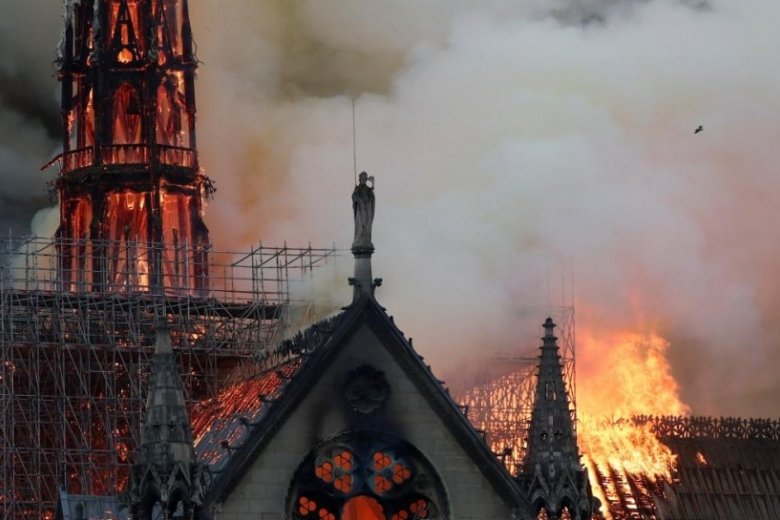 Боль всего мира: собор Парижской Богоматери в огне