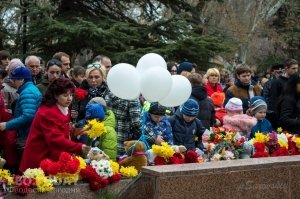 В Феодосии почтили память жертв трагедии в Кемерове #7618