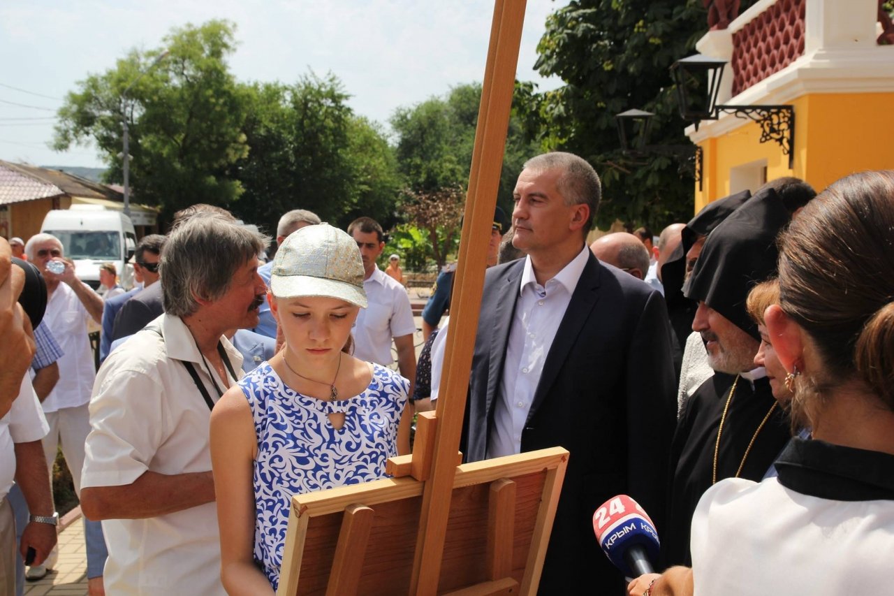 Фото визита Аксенова и потомков Айвазовского в Феодосию #959