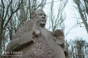 Памятник А.Р.Довженко