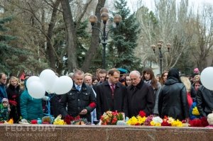 В Феодосии почтили память жертв трагедии в Кемерове #7623