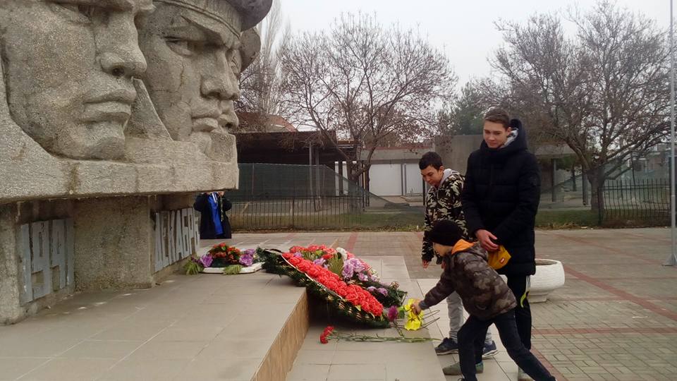 В Коктебеле возложили цветы к памятнику Десантников в память о Керченско-Феодосийском десанте 2