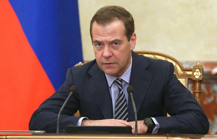 Медведев: снятие наличных с анонимных карт и электронных кошельков будет запрещено