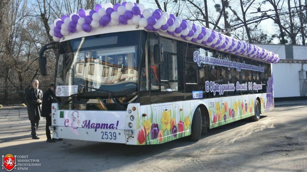 Михаил Селезнев дал старт движению праздничного троллейбуса в Симферополе, украшенного к Международному женскому дню