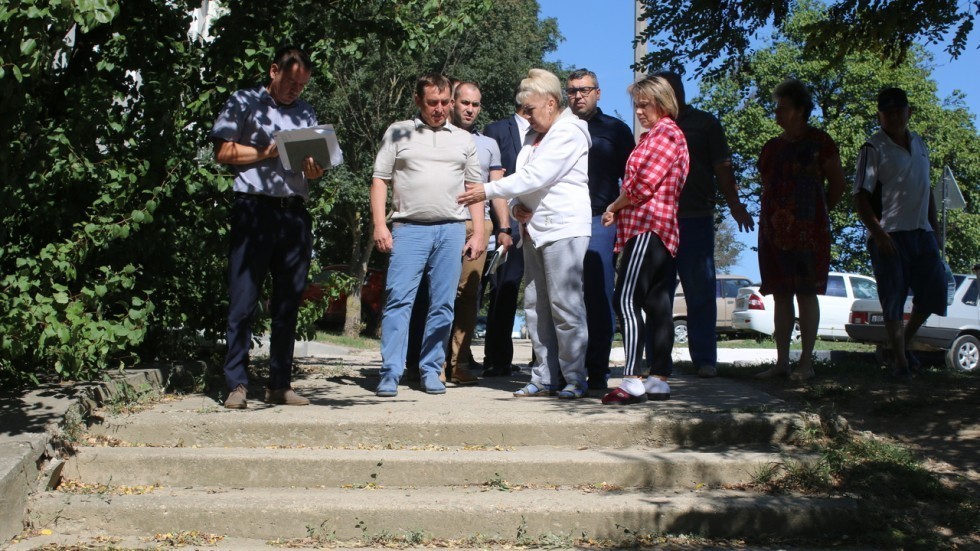 Юрий Гоцанюк осмотрел в Керчи придомовые территории и ход работ по установке мемориала памяти жертв Керченской трагедии