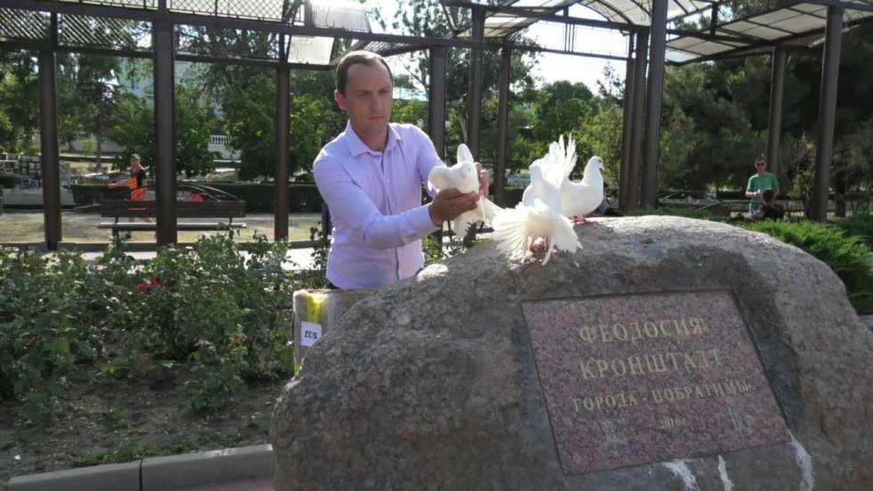 Декоративные голуби с набережной Феодосии будут переданы орнитологам